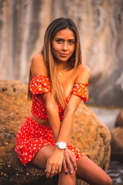 Mladá Brunetka Běloška Červených Šatech Pláži Itzurrun Městě Zumaia Gipuzkoa — Stock fotografie