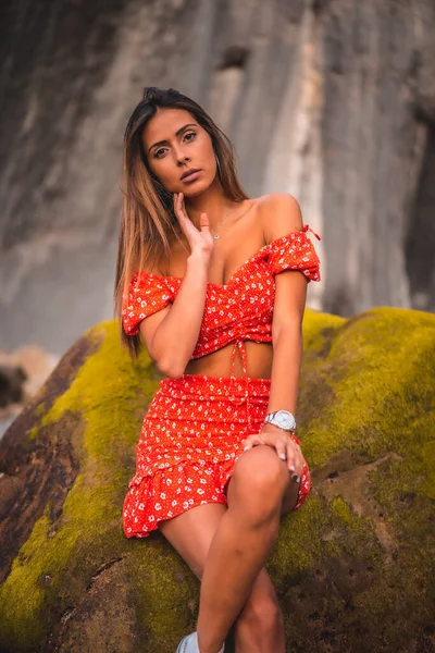 Uma Jovem Mulher Branca Morena Vestido Vermelho Praia Itzurrun Cidade — Fotografia de Stock