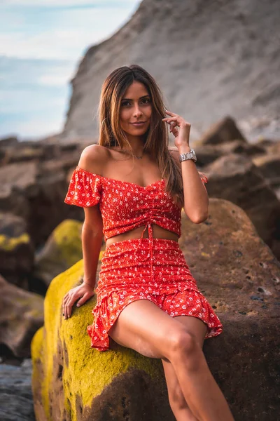 Uma Jovem Mulher Branca Morena Vestido Vermelho Praia Itzurrun Cidade — Fotografia de Stock