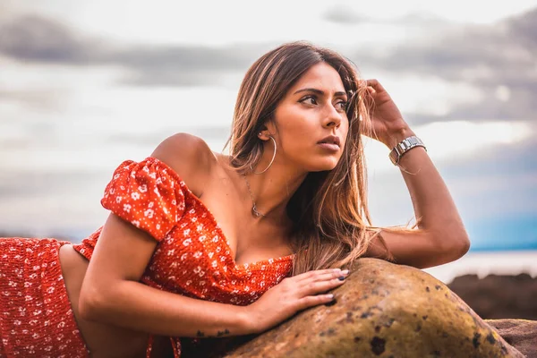 若いブルネットギプスコアのズマイアの町のItzurrunのビーチで赤いドレスを着た白人女性 バスク地方 ライフスタイルセッション 海を眺める岩の上の少女の肖像画 — ストック写真