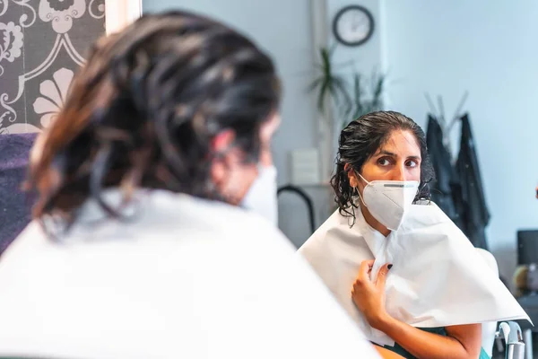 Kvinna Med Vått Hår Och Ansiktsmask Frisör Salong — Stockfoto