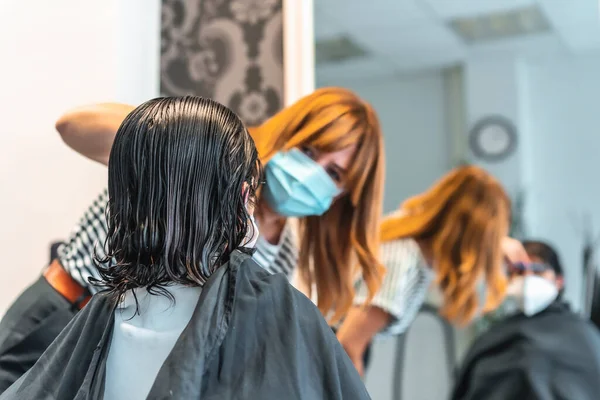 Menina Morena Jovem Com Máscara Cabeleireiro Cortando Cabelo Refletido Espelho — Fotografia de Stock