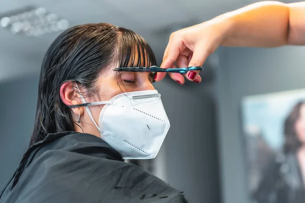 Jeune Fille Brune Avec Masque Facial Dans Salon Coiffure Lui — Photo