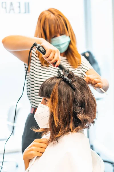 Maskeli Müşterili Kuaför Dalgalı Bir Saç Stili Sergiliyor Covid Salgınında — Stok fotoğraf