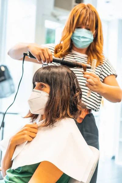 Peluquería Con Máscara Cliente Terminando Peinado Con Cono Caliente Reapertura —  Fotos de Stock