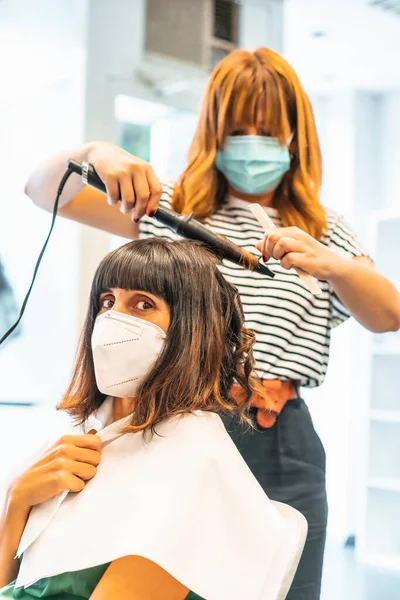 Coiffeur Avec Masque Client Finissant Coiffure Bouclée Réouverture Avec Des — Photo