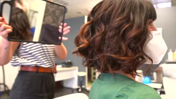 Saç Kesimini Müşteriye Ayna Ile Göstermek Yüz Maskesi Covid Salgınındaki — Stok video