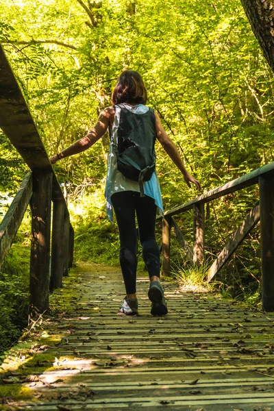 Mulher Com Mochila Andando Ponte Madeira Floresta — Fotografia de Stock