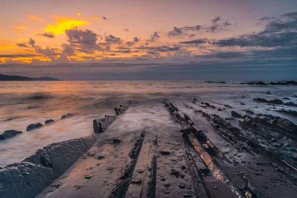 Μεγάλη Έκθεση Στο Geopark Που Ονομάζεται Flysch Στην Παραλία Sakoneta — Φωτογραφία Αρχείου