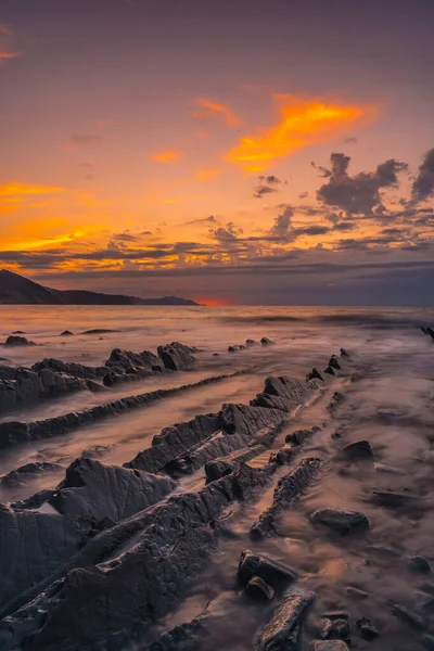 Puesta Sol Naranja Playa Sakoneta Hermoso Flysch Ciudad Deba Extremo — Foto de Stock