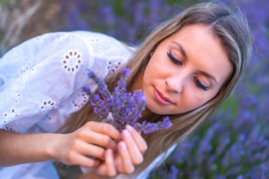 İspanya, Navarra 'da ekilmiş lavanta tarlasında beyaz elbiseli, sarışın, beyaz bir kadın. Yaşam tarzı, kırsal yaşam tarzı