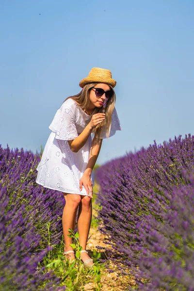 Stile Vita Rurale Giovane Donna Bionda Caucasica Abito Bianco Occhiali — Foto Stock