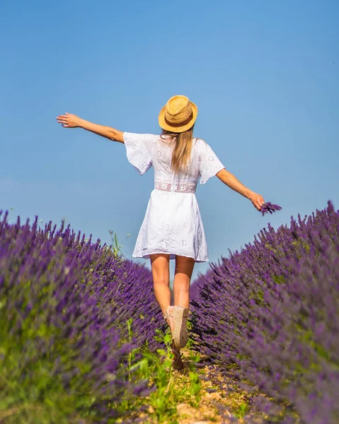 Stile Vita Rurale Giovane Donna Bionda Caucasica Abito Bianco Cappello — Foto Stock