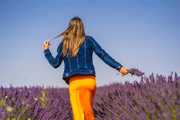 Stile Vita Rurale Giovane Donna Bionda Caucasica Giacca Jeans Abito — Foto Stock