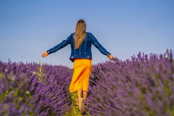 Stile Vita Rurale Giovane Donna Bionda Caucasica Giacca Jeans Abito — Foto Stock