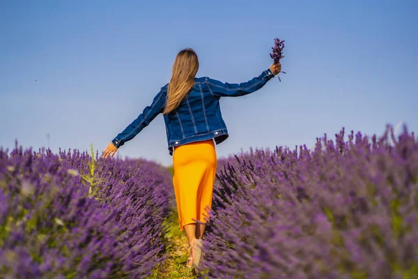 Stile Vita Rurale Giovane Donna Bionda Caucasica Giacca Jeans Abito — Foto Stock