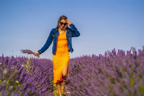 Stile Vita Rurale Giovane Donna Bionda Caucasica Giacca Jeans Abito — Foto Stock