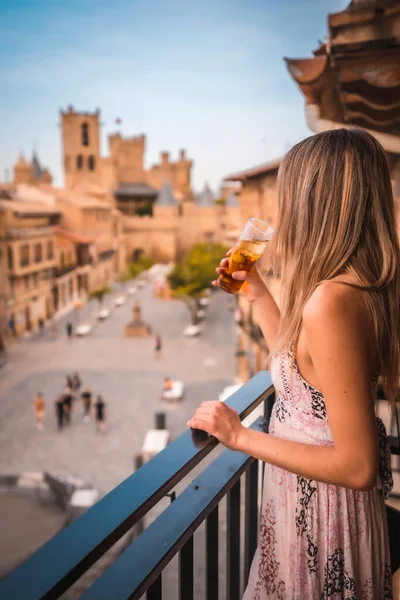 Jonge Blonde Blanke Vrouw Een Lange Roze Jurk Genietend Van — Stockfoto