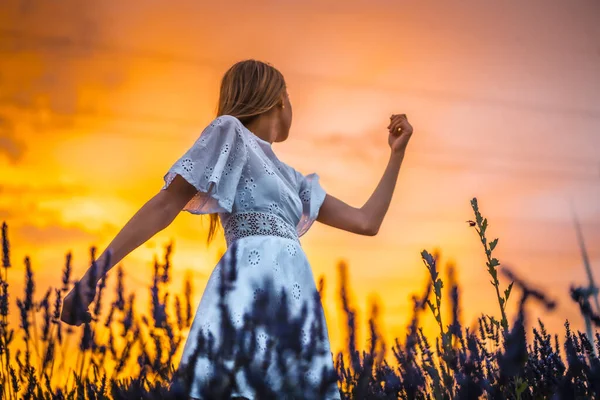 Una Giovane Donna Caucasica Bionda Vestita Bianco Campo Coltivato Lavanda — Foto Stock