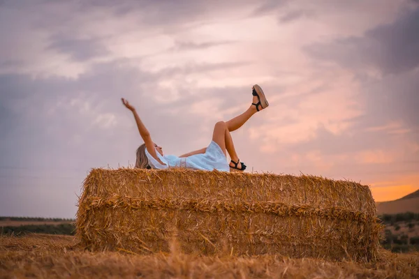 Uma Jovem Mulher Branca Loira Vestido Branco Campo Palha Seca — Fotografia de Stock