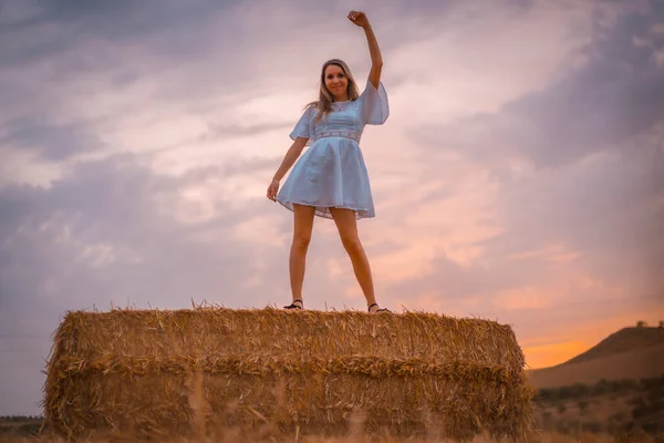 Eine Junge Blonde Kaukasische Frau Weißen Kleid Auf Einem Feld — Stockfoto