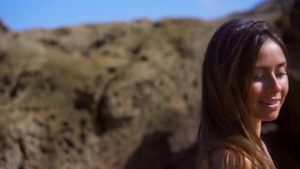 Posedlý Krásnou Mladou Bělošskou Brunetkou Černými Plavkami Zátoce Kantábrijském Pobřeží — Stock video
