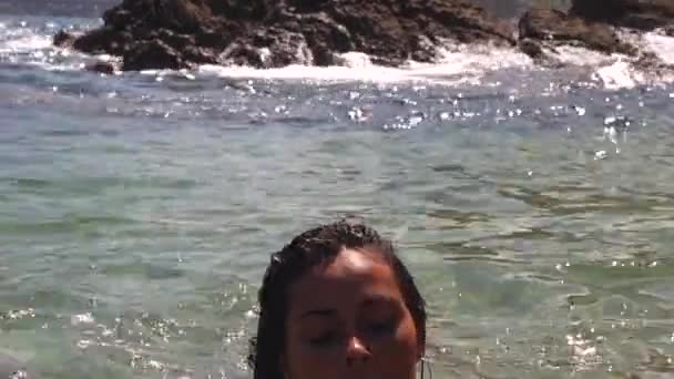 Eine Hübsche Junge Kaukasische Brünette Mit Braunem Badeanzug Einer Bucht — Stockvideo
