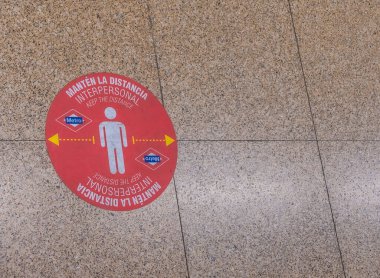 Koronavirüs salgınında trenle seyahat, güvenli seyahat, sosyal mesafe, yeni normal. İnsanlar arasındaki ayrılık işaretleri. Covid 19