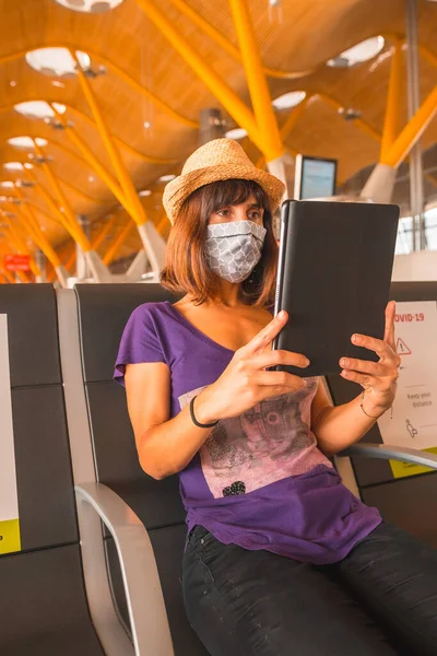 Lentomatkustaminen Sepelvaltimotautipandemiassa Turvallinen Matkustaminen Sosiaalinen Etäisyys Uusi Normaali Nuori Nainen — kuvapankkivalokuva