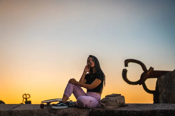 Een Jonge Brunette Latina Met Lang Recht Haar Naast Het — Stockfoto