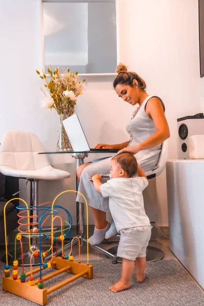 Jovem Mãe Caucasiana Com Filho Sentado Frente Uma Mesa Com — Fotografia de Stock