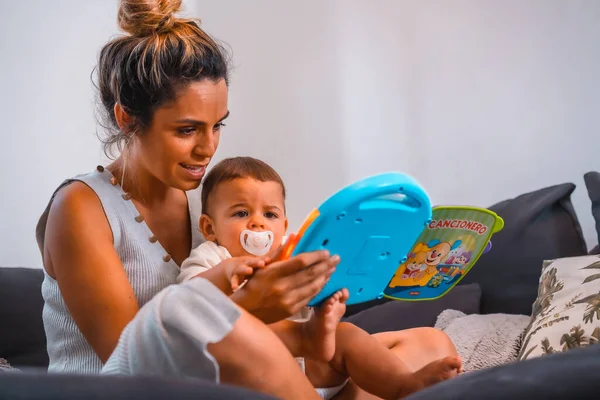 Jovem Mãe Branca Com Seu Filho Sentado Sofá Preto Sua — Fotografia de Stock