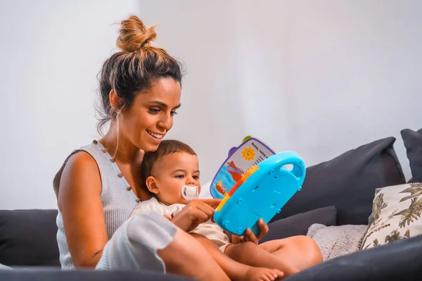 Jovem Mãe Branca Com Seu Filho Sentado Sofá Preto Sua — Fotografia de Stock