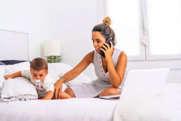Young Caucasian Mother Her Son Room Top Bed Mother Teleworking — Stock Photo, Image