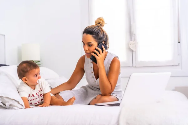 Young Caucasian Mother Her Son Room Top Bed Mother Teleworking — Stock Photo, Image