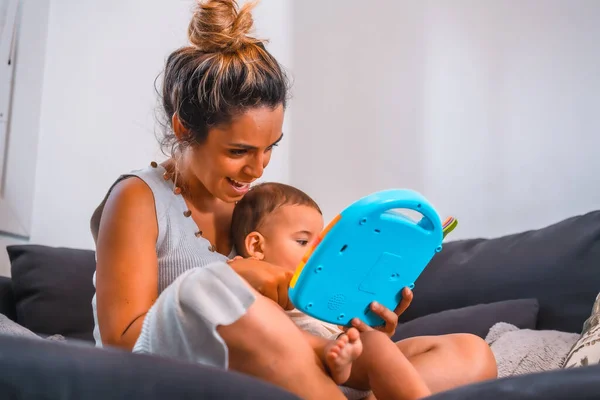 Jovem Mãe Branca Com Seu Filho Sentado Sofá Preto Sua — Fotografia de Stock