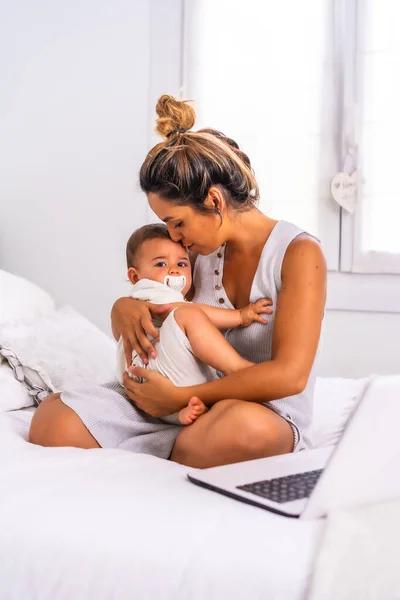 Jovem Mãe Caucasiana Com Filho Quarto Cima Cama Bebê Menos — Fotografia de Stock