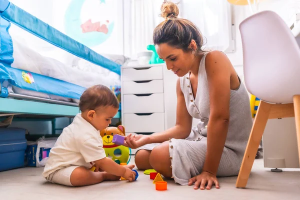 Jovem Mãe Branca Brincando Com Ela Quarto Com Brinquedos Bebê — Fotografia de Stock