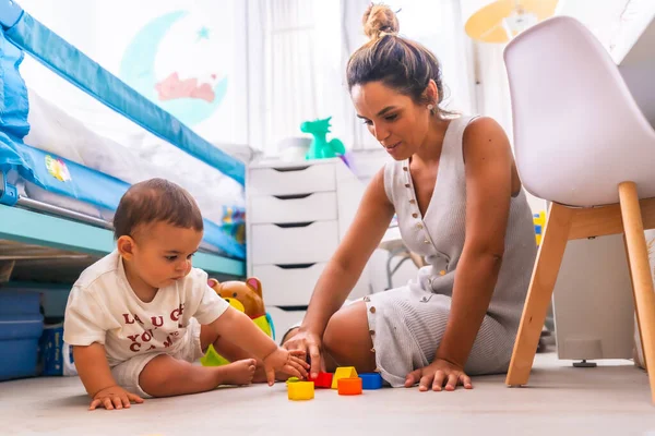 Ung Vit Mamma Leker Med Henne Rummet Med Leksaker Baby — Stockfoto