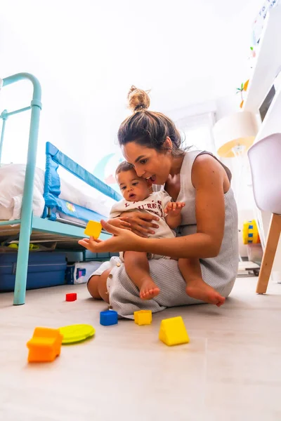 Jovem Mãe Branca Brincando Com Ela Quarto Com Brinquedos Bebê — Fotografia de Stock