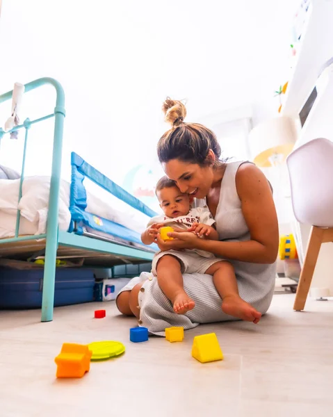 Jovem Mãe Branca Brincando Com Ela Quarto Com Brinquedos Bebê — Fotografia de Stock