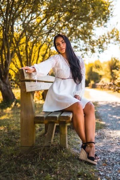 Estilo Vida Verão Uma Jovem Morena Latina Desfrutando Parque Vestido — Fotografia de Stock