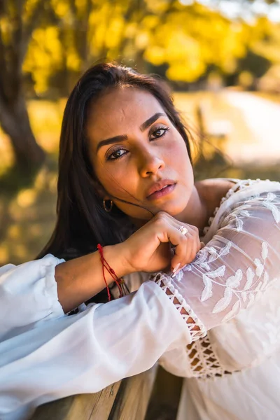 Estilo Vida Chica Morena Con Pelo Liso Hermoso Vestido Blanco — Foto de Stock