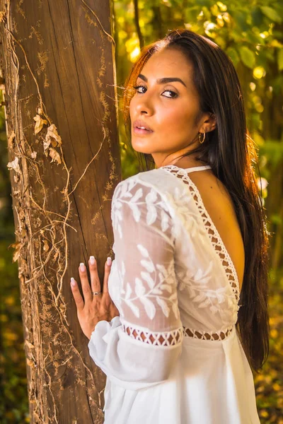 Estilo Vida Menina Morena Latina Cabelos Lisos Belo Vestido Branco — Fotografia de Stock