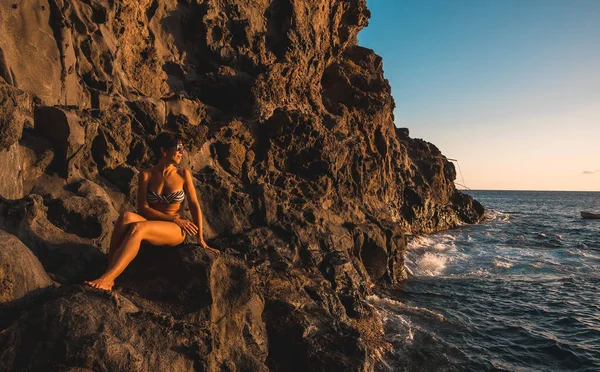 Een Jonge Vrouw Die Bij Zonsondergang Naar Zee Kijkt Stad — Stockfoto