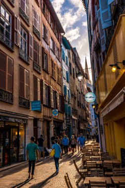 Bayonne, Pyrenees Atlantiques 'in eski kesimindeki güzel renkli evler. Fransa