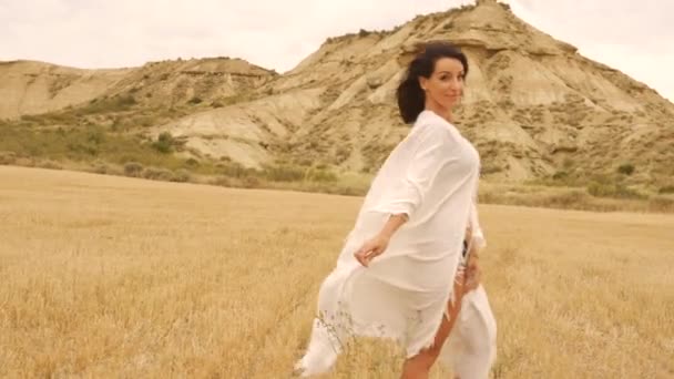 Posieren Eines Kaukasischen Brünetten Models Einem Lockeren Weißen Kimono Und — Stockvideo