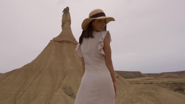 Νεαρή Λευκή Μελαχρινή Λευκό Φόρεμα Και Καπέλο Που Περπατάει Στην — Αρχείο Βίντεο