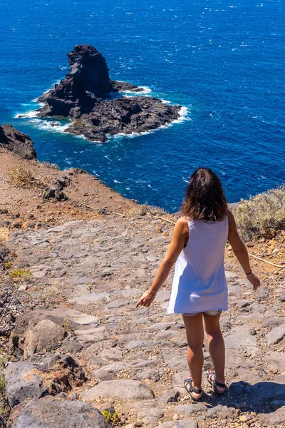 Mladý Turista Kráčející Stezce Útesu Sestupu Černou Písečnou Pláž Bujaren — Stock fotografie