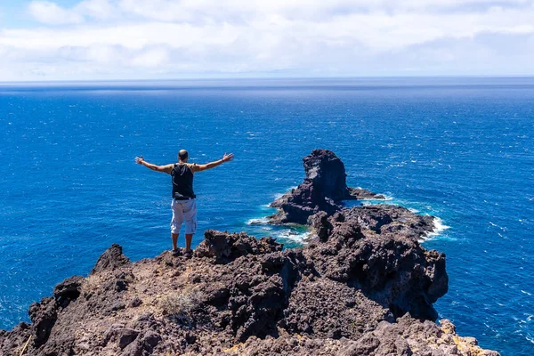 Ung Turist Klippan Stig Nedstigningen Till Den Svarta Sandstranden Bujaren — Stockfoto